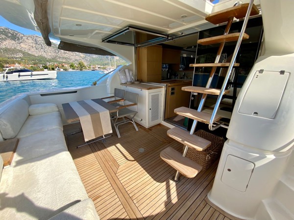 2010 FERRETTI 560