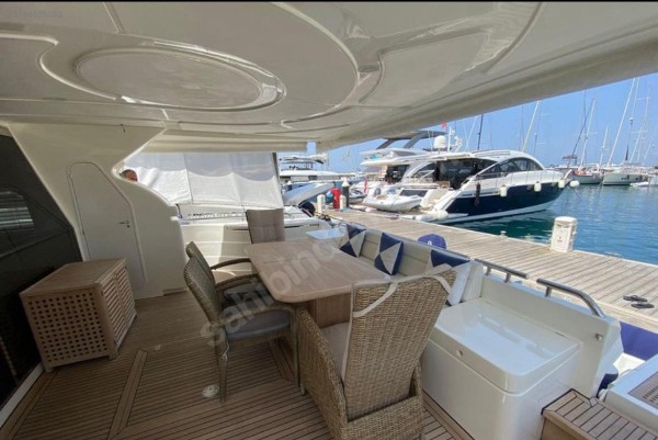 2012 FERRETTI YACHTS 700