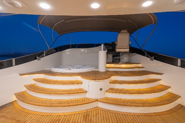 2014 MOTOR YACHT 31 M