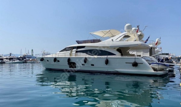 2012 FERRETTI YACHTS 700
