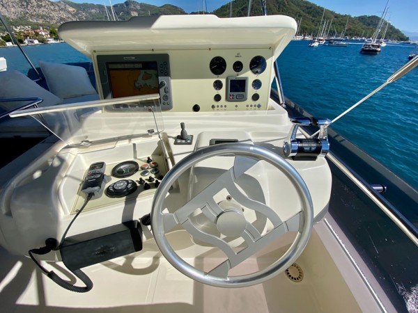 2010 FERRETTI 560