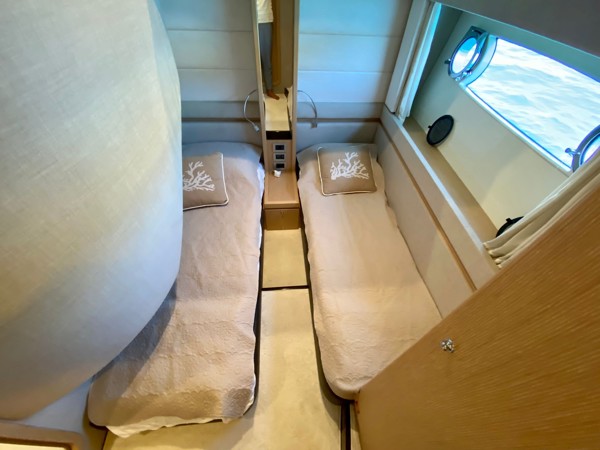 2010 FERRETTI 560