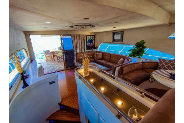 2010 CUSTOM MOTORYACHT 19M