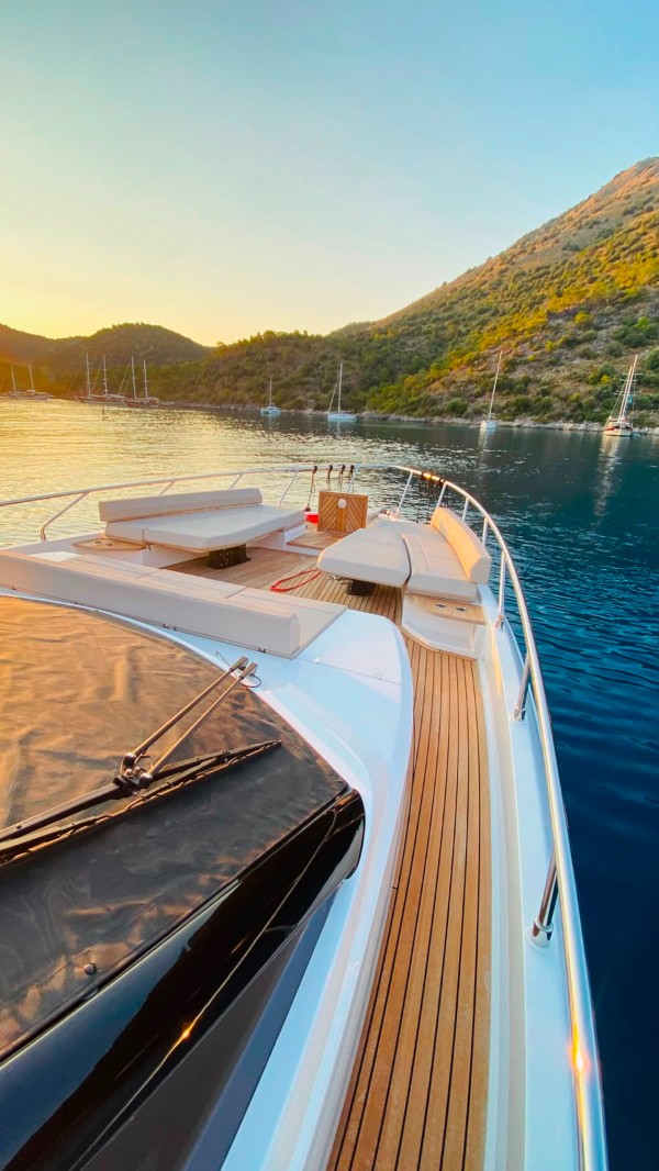 2023 FERRETTI 670