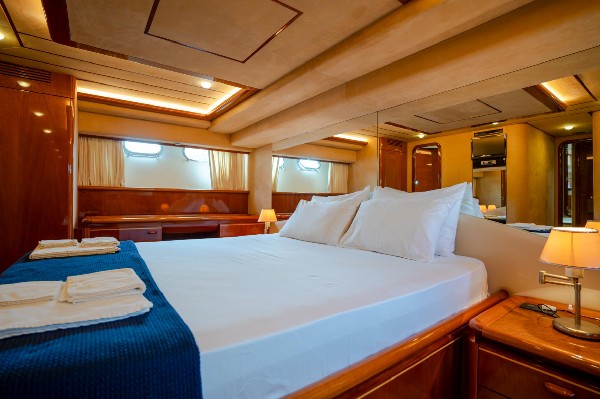 1999/2010 FERRETTI YACHTS 72