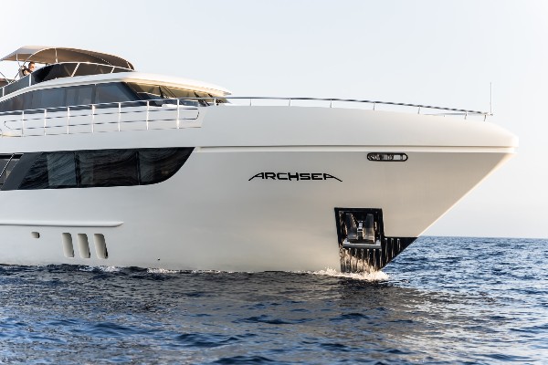 2014 MOTOR YACHT 31 M
