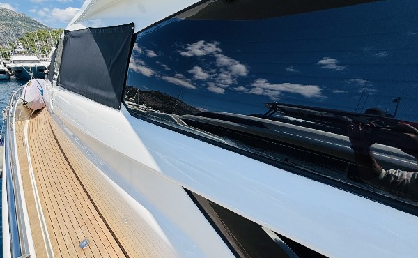 2012 FERRETTI 720 FLY