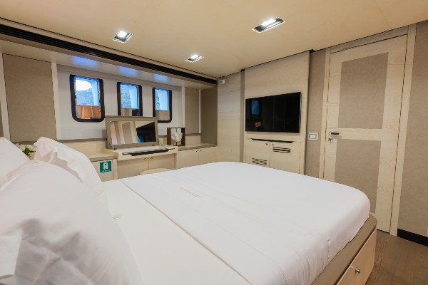 2014 MOTOR YACHT 31 M