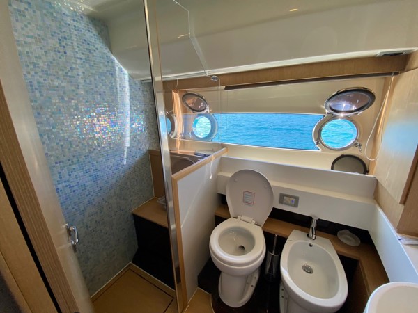 2010 FERRETTI 560