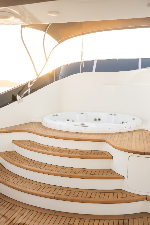 2014 MOTOR YACHT 31 M