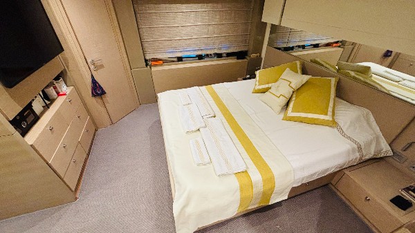 2012 FERRETTI 720 FLY