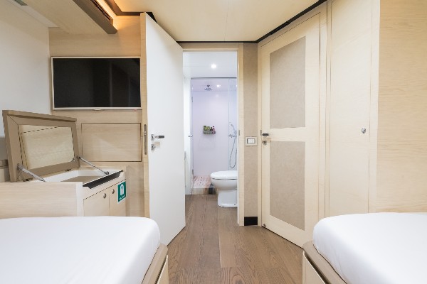 2014 MOTOR YACHT 31 M