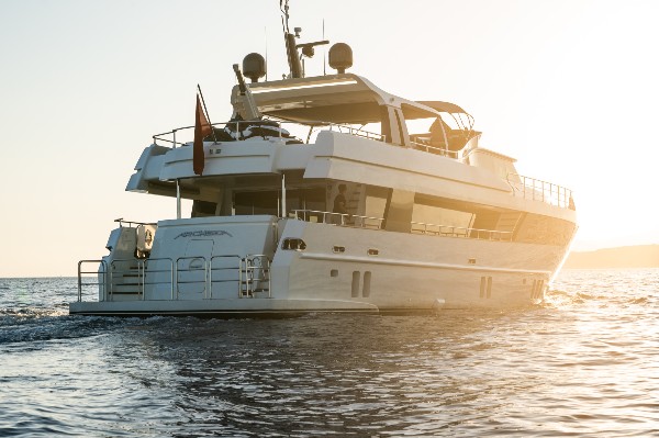2014 MOTOR YACHT 31 M