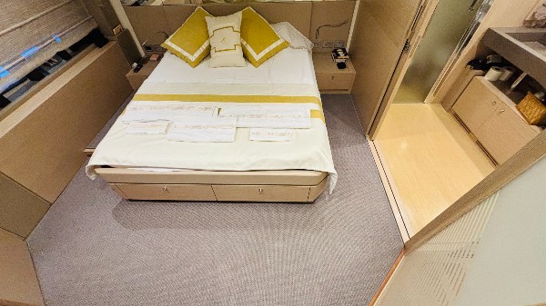 2012 FERRETTI 720 FLY