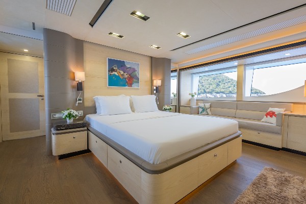 2014 MOTOR YACHT 31 M