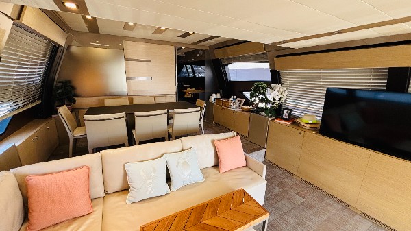 2012 FERRETTI 720 FLY