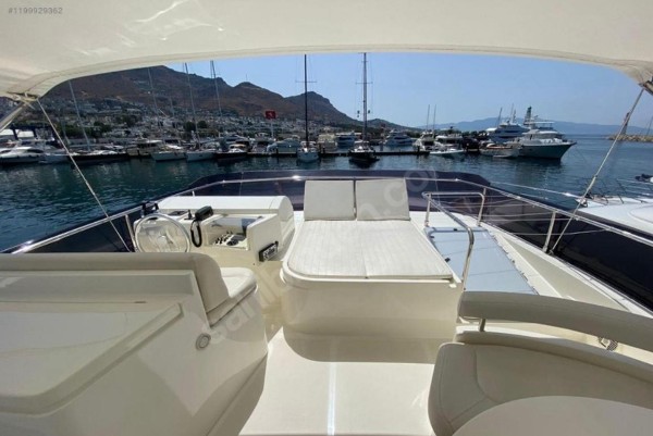 2012 FERRETTI YACHTS 700