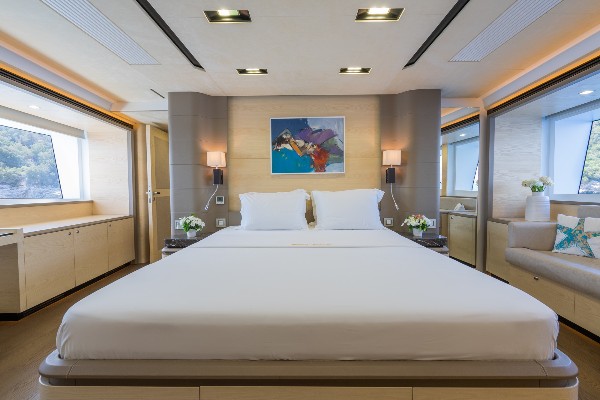 2014 MOTOR YACHT 31 M