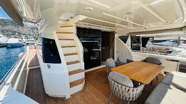 2012 FERRETTI 720 FLY
