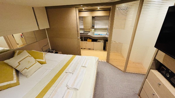 2012 FERRETTI 720 FLY