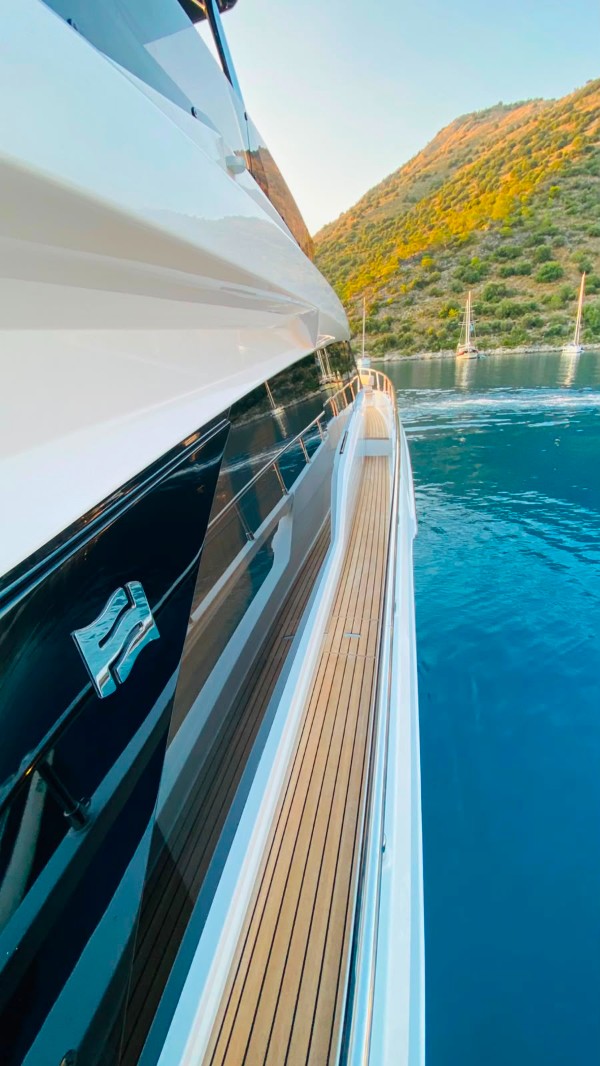 2023 FERRETTI 670
