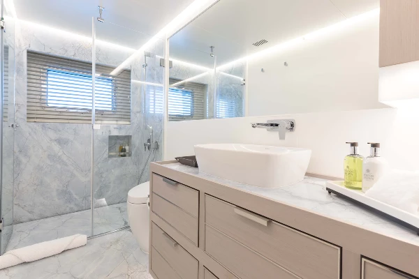 2022 MOTOR YACHT 37M