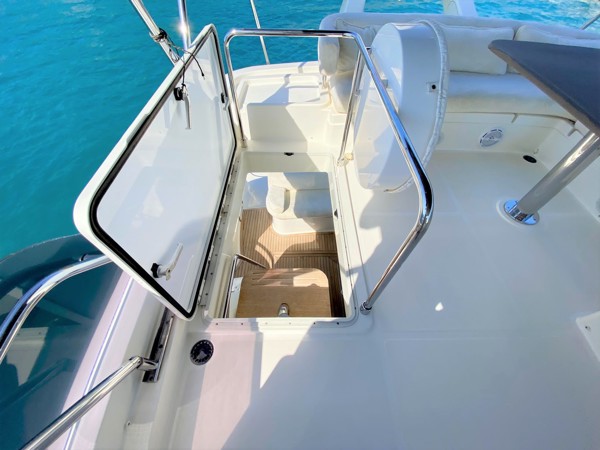 2010 FERRETTI 560