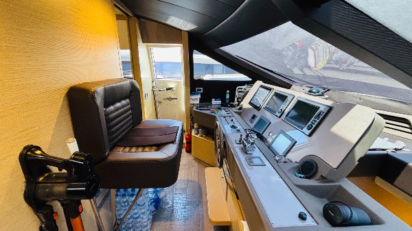 2012 FERRETTI 720 FLY
