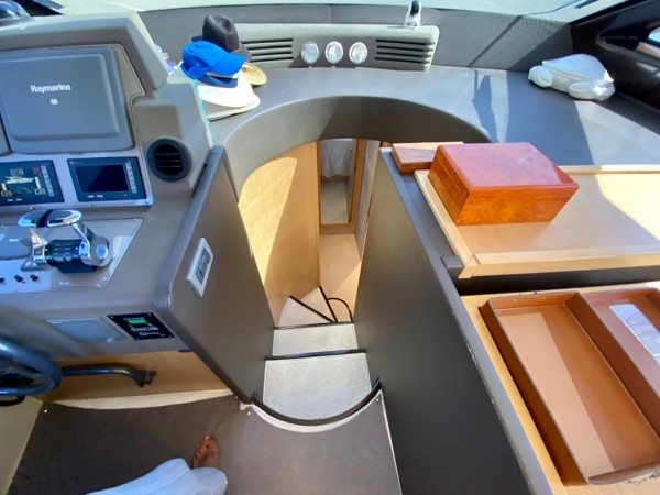 2010 FERRETTI 560