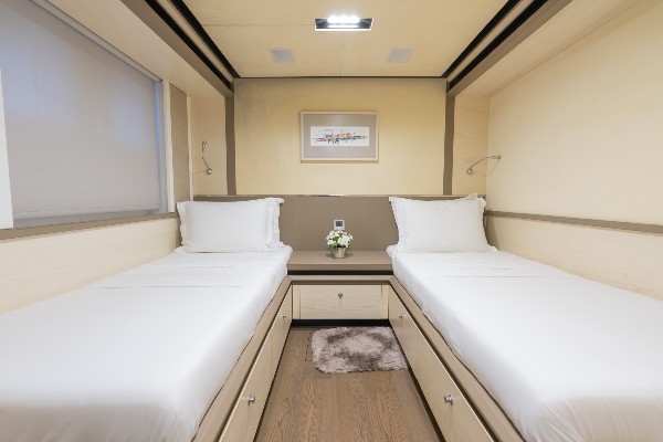 2014 MOTOR YACHT 31 M