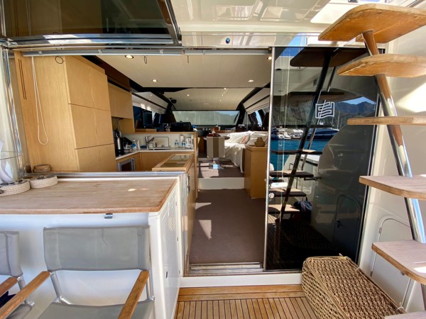 2010 FERRETTI 560