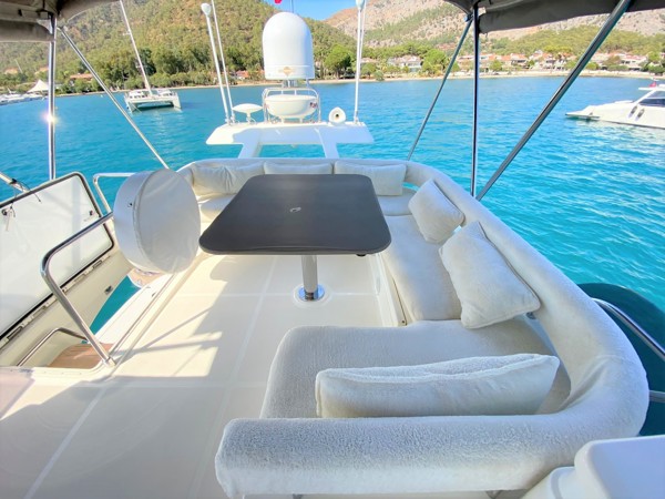 2010 FERRETTI 560