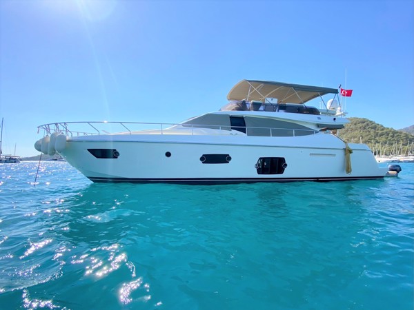 2010 FERRETTI 560