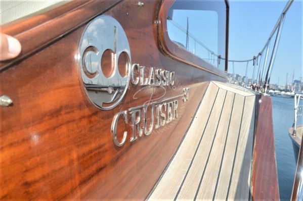 2011 CLASSIC CRUISER 37