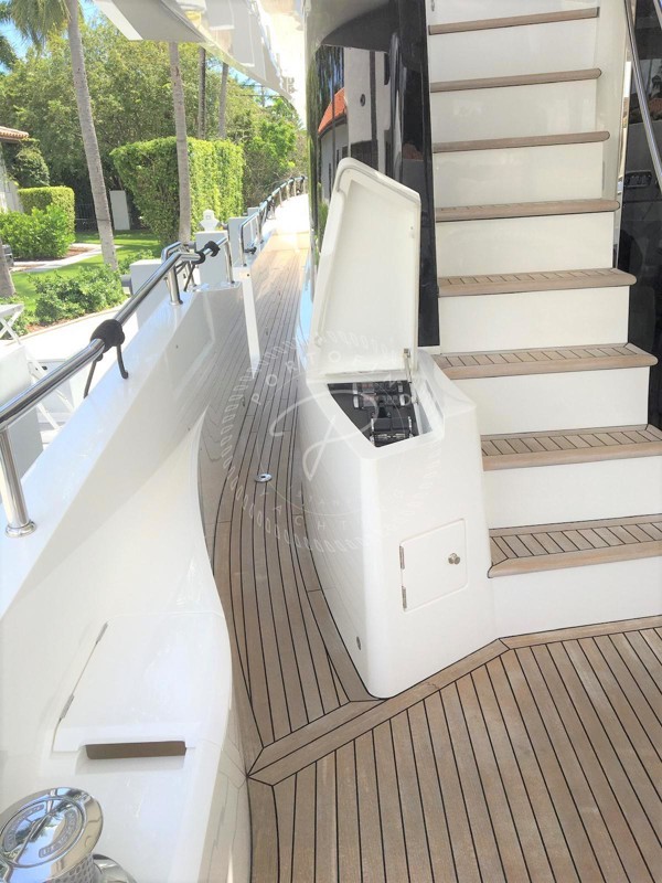 2016 SUNSEEKER 86 YACHT