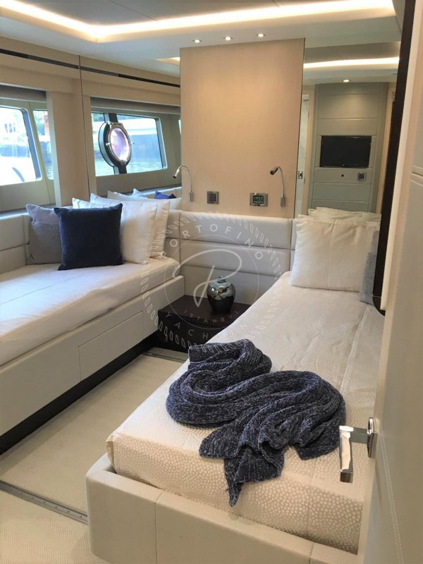 2016 SUNSEEKER 86 YACHT