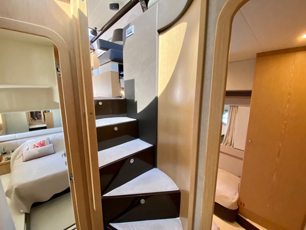 2010 FERRETTI 560
