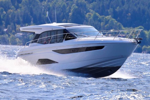 2025 BAVARIA R40 COUPE