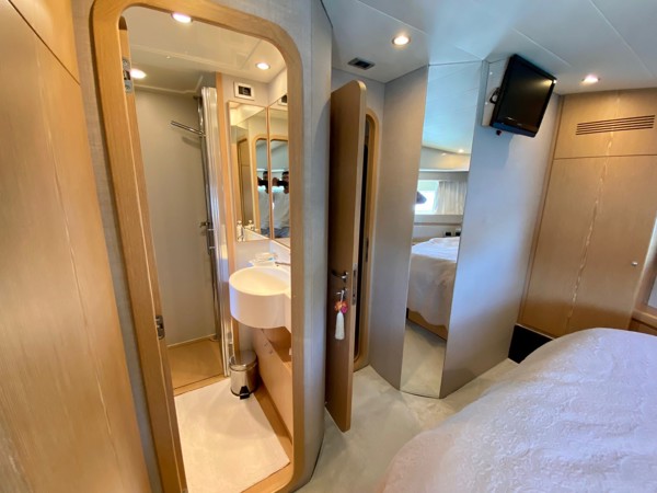 2010 FERRETTI 560