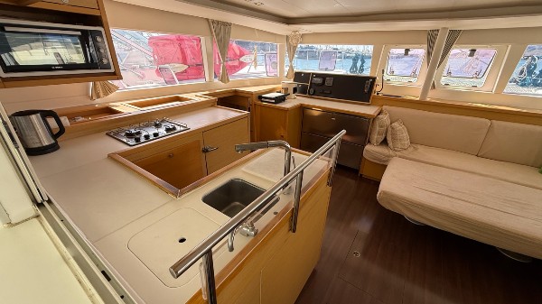 2011 LAGOON 450 F OWNER’S VERSION