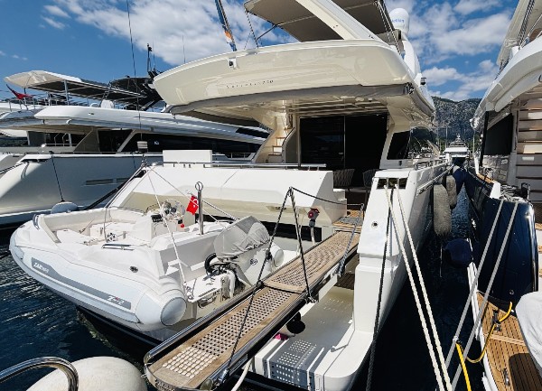 2012 FERRETTI 720 FLY