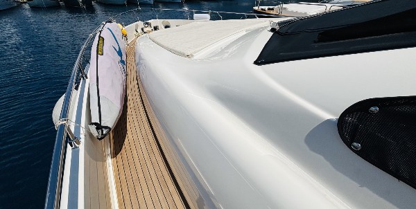 2012 FERRETTI 720 FLY