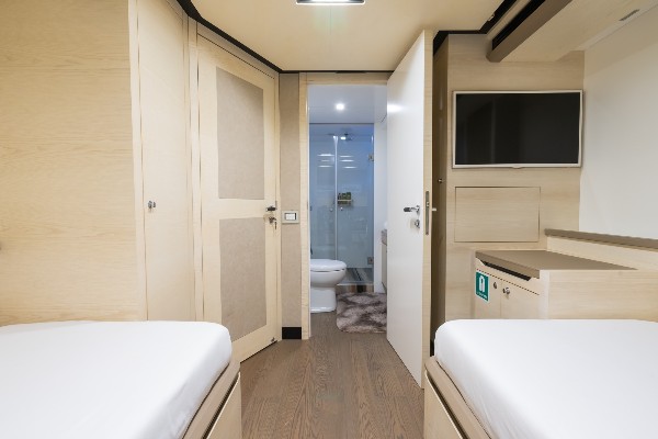 2014 MOTOR YACHT 31 M