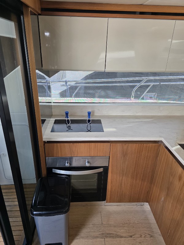 2016 ABSOLUTE 52 FLY