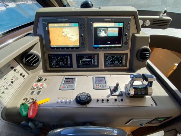 2010 FERRETTI 560