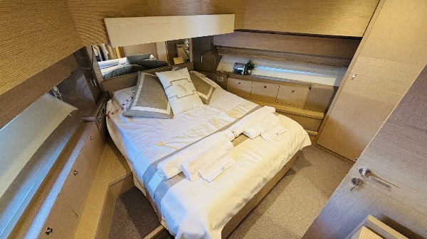 2012 FERRETTI 720 FLY