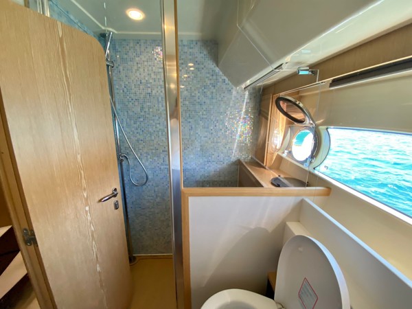 2010 FERRETTI 560