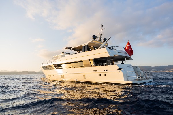 2014 MOTOR YACHT 31 M