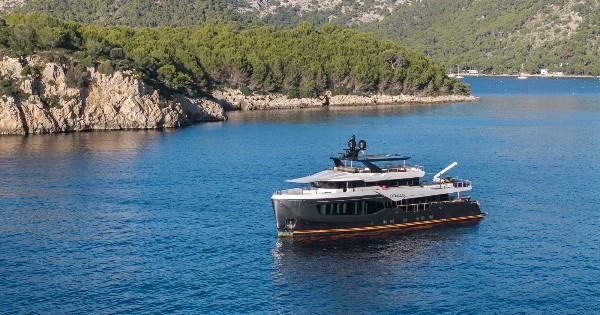 2024 MOTOR YACHT 37 M