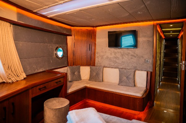 2023 CUSTOM TRAWLER 22 M